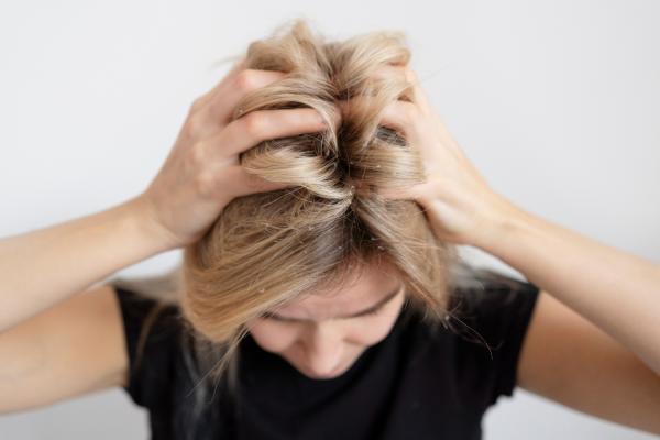 ¿Por qué me pica la cabeza por la noche y cómo aliviarlo?