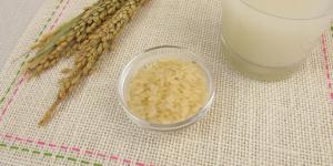 Cómo hacer agua de arroz para la cara