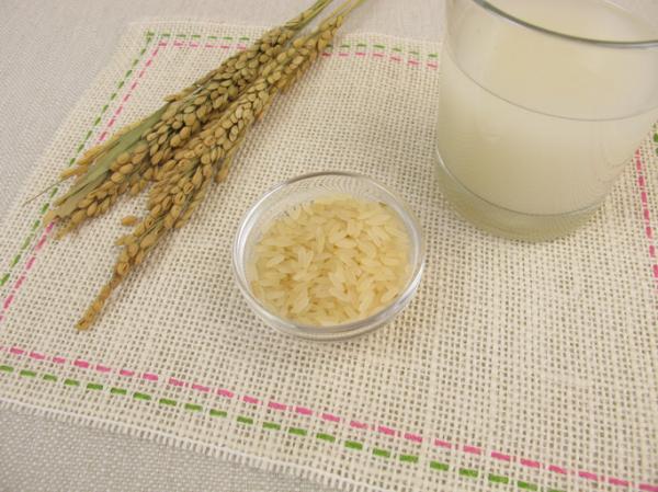 Cómo hacer agua de arroz para la cara