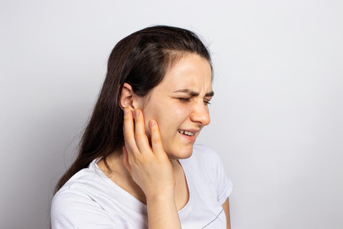 Me duele la mandíbula debajo del oído: causas y tratamiento
