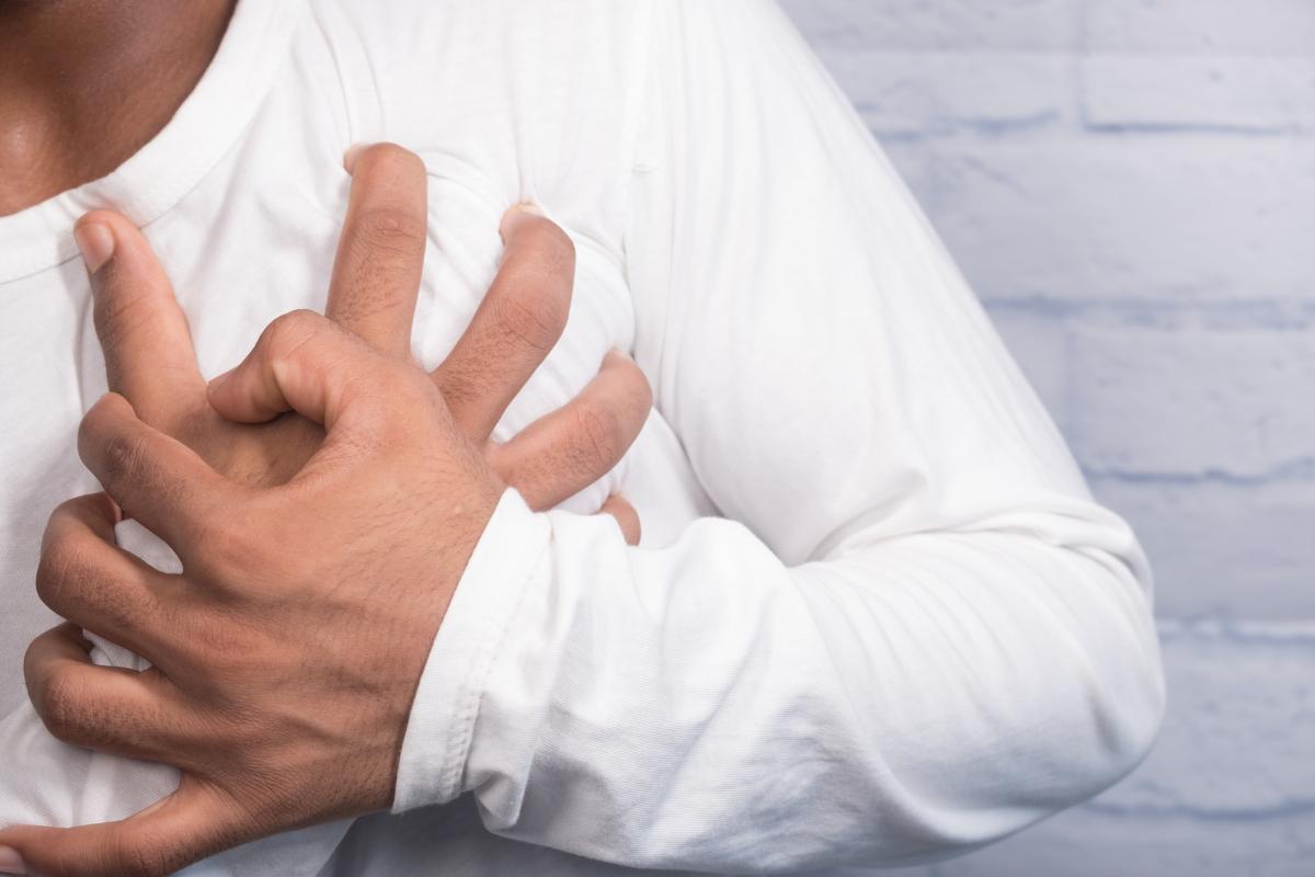 Dolor de pecho a ratos: causas y tratamiento