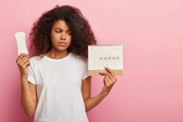 No me viene la regla y tengo el vientre hinchado: causas y qué hacer - Ciclos menstruales irregulares