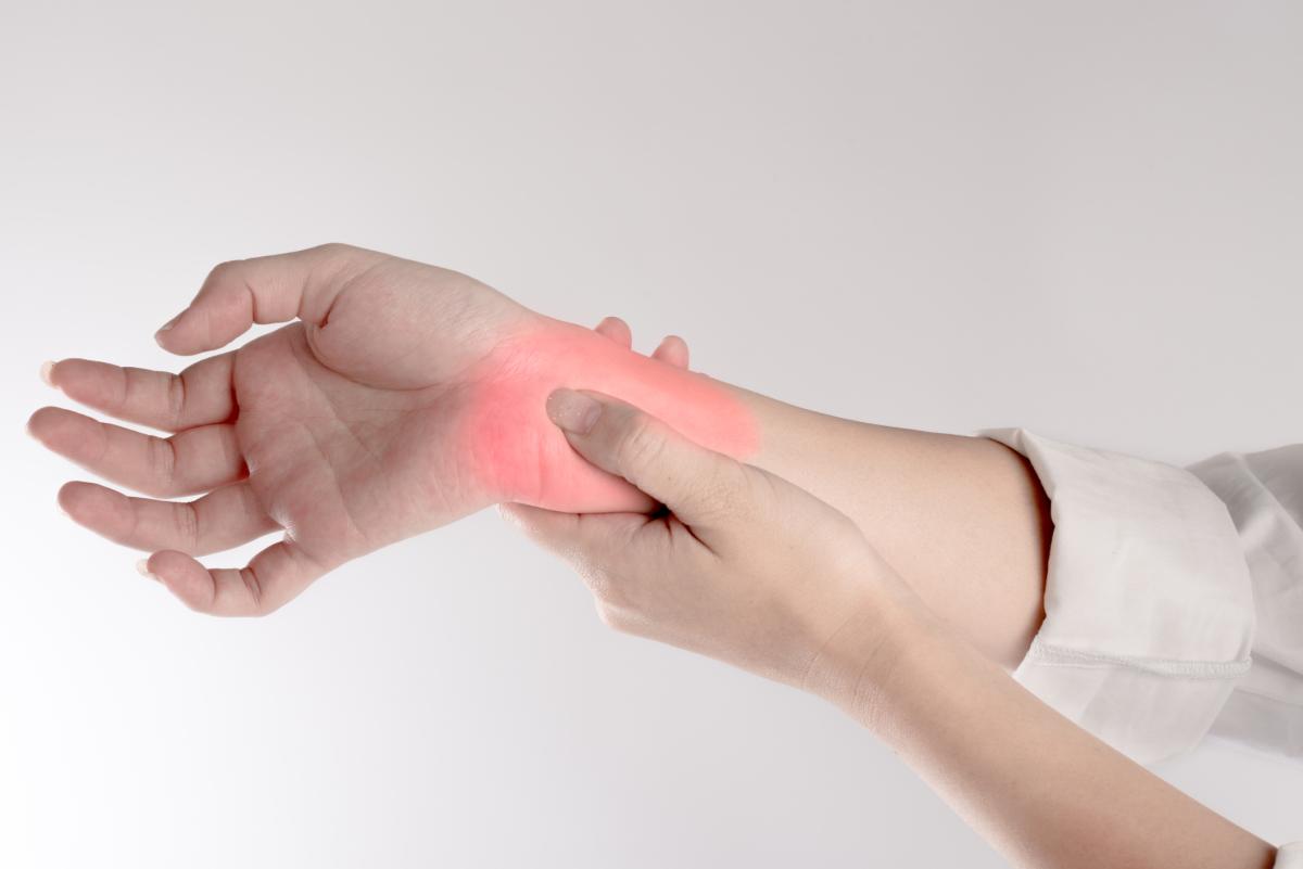Dolor en la muñeca al girar: causas y tratamiento