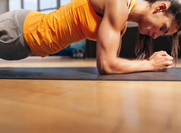 Ejercicios para perder barriga en casa rápido - Manos al plank 