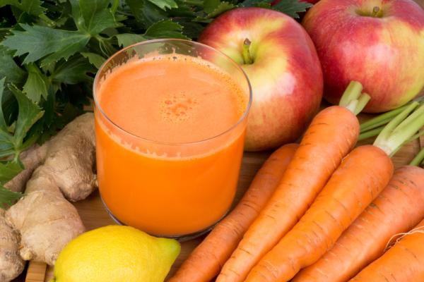 Jugos naturales para eliminar los gases - Jugo de zanahoria, apio y manzana