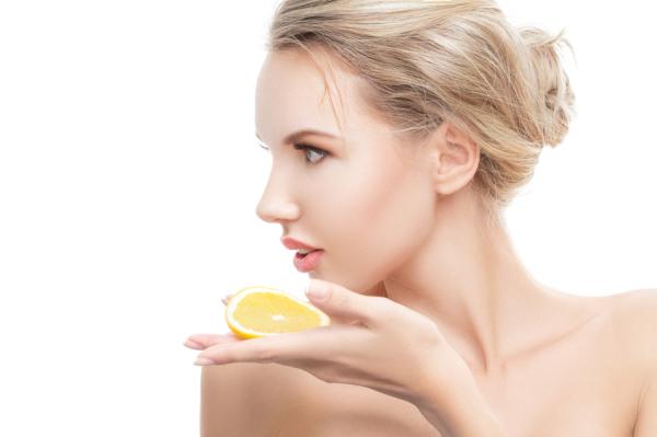 Agua con limón en ayunas: beneficios y contraindicaciones - Agua con limón por las mañanas: beneficios para la piel