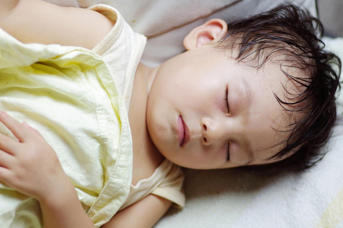 Por qué suda la cabeza al dormir y cómo evitarlo