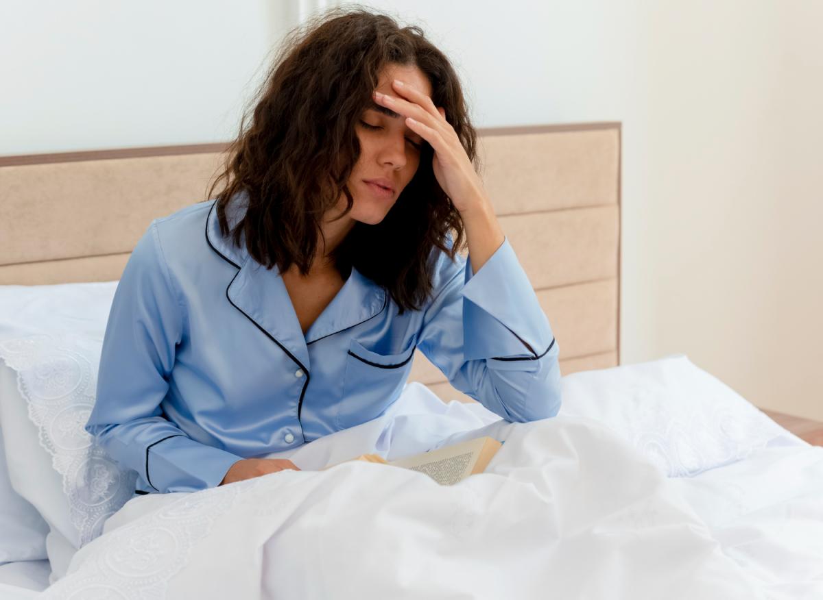 Me despierto de madrugada y ya no puedo dormir: por qué y soluciones