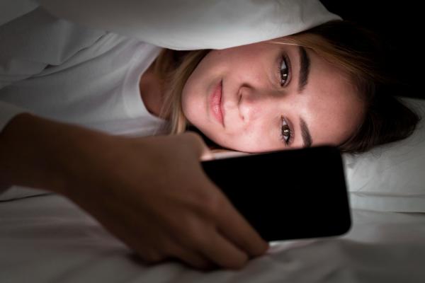Me despierto de madrugada y ya no puedo dormir: por qué y soluciones - Uso excesivo de pantallas antes de dormir