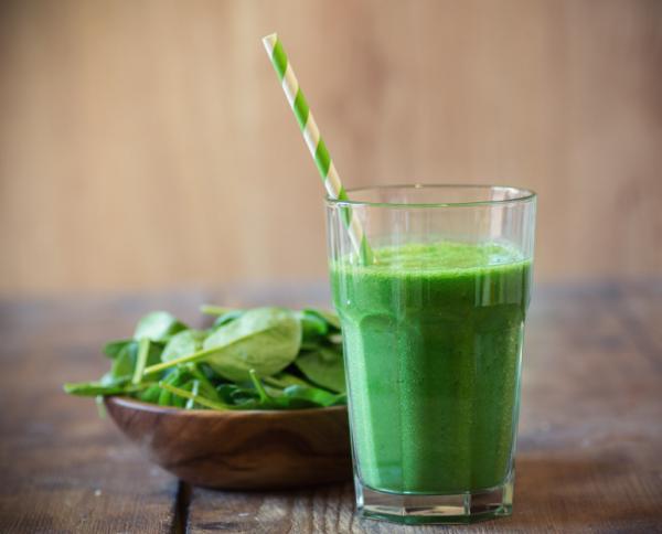 Jugos contra el cansancio - Jugo de espinacas, zanahoria y agua de coco